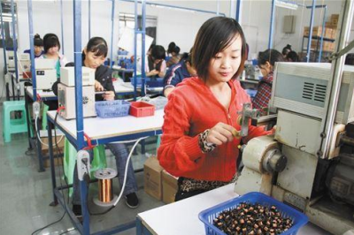 “為何中年人對(duì)電子廠招聘信息趨之若鶩？因?yàn)樨?zé)任與無奈！”